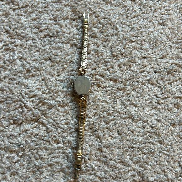 Elegant Gold Women's Watch - Picture 8 of 8